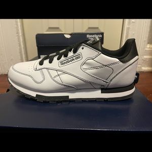 🥑Reebok CL Leather Juniors size 7